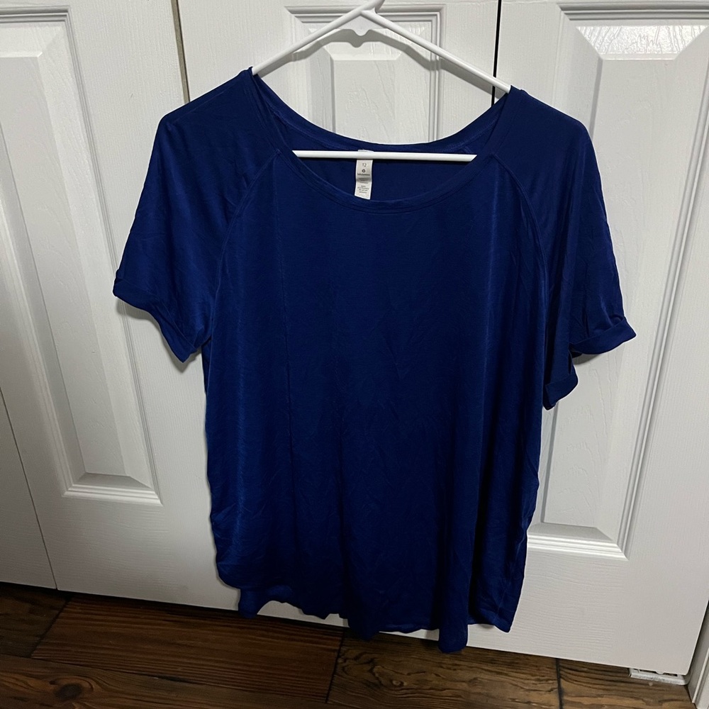 Size 12 lululemon split back shirt